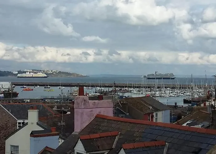Stunning Penthouse Views To Harbour With Parking.