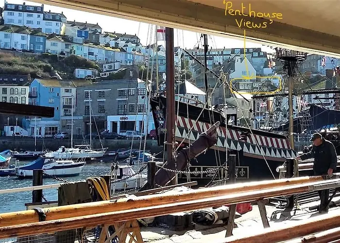 Stunning Penthouse Views To Harbour With Parking.