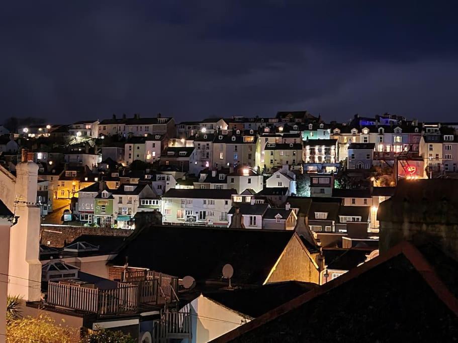 Stunning Penthouse Views To Harbour With Parking. Apartment *