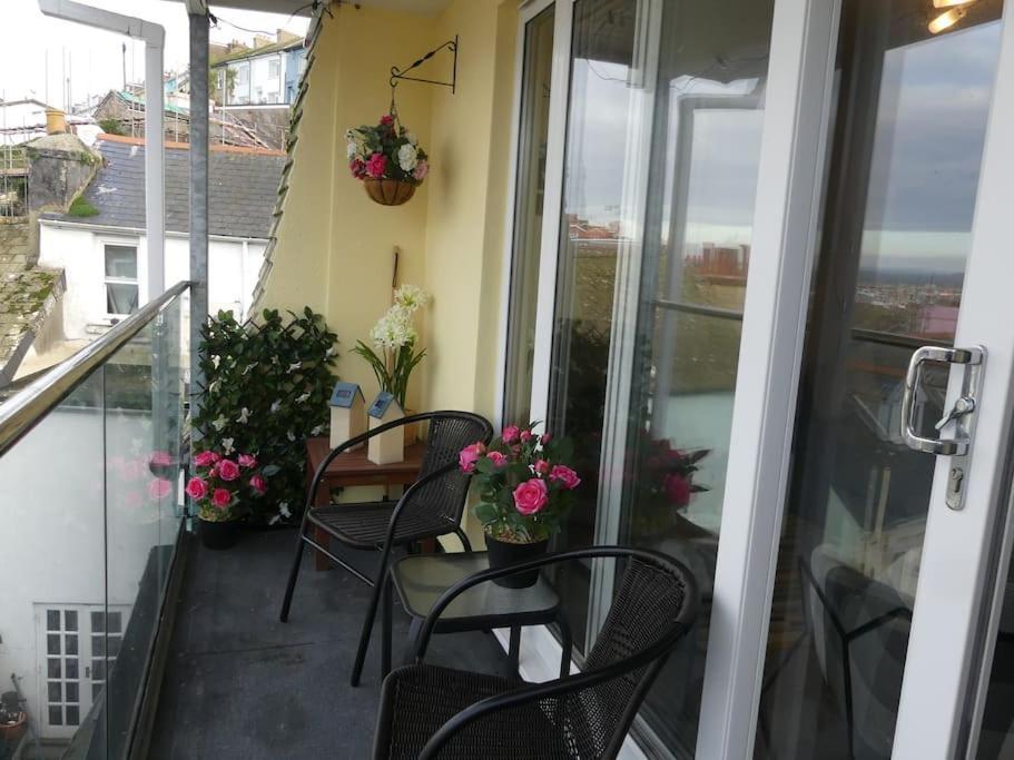 Stunning Penthouse Views To Harbour With Parking.
