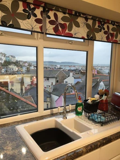 Stunning Penthouse Views To Harbour With Parking. *