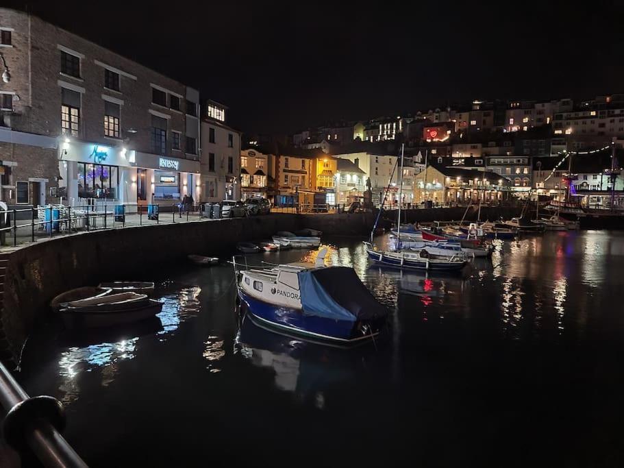 Stunning Penthouse Views To Harbour With Parking.
