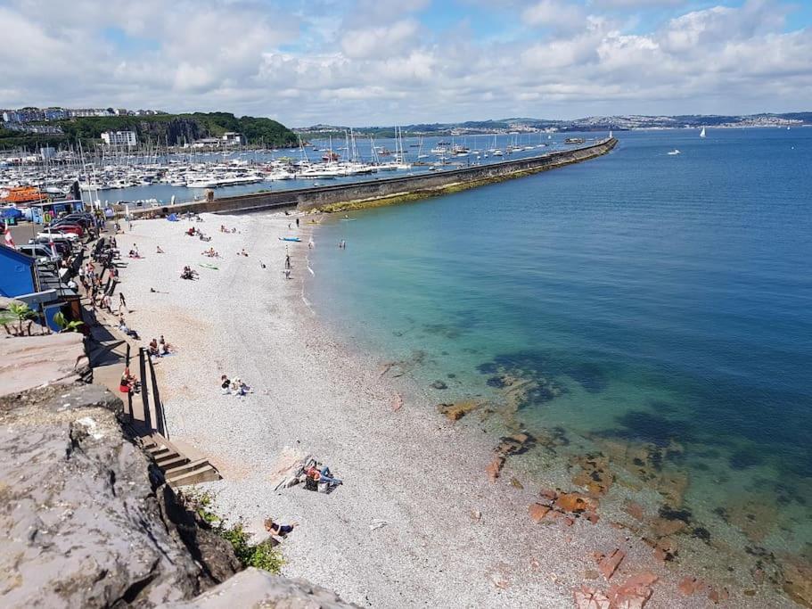 Stunning Penthouse Views To Harbour With Parking.