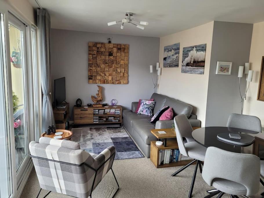 Apartment Stunning Penthouse Views To Harbour With Parking. Brixham