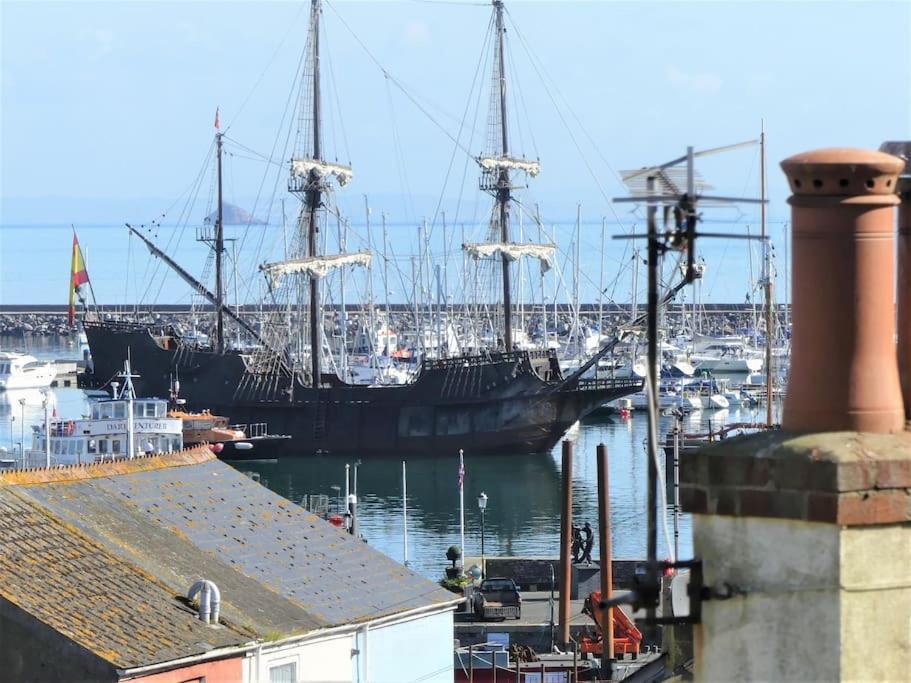 Stunning Penthouse Views To Harbour With Parking. * Brixham