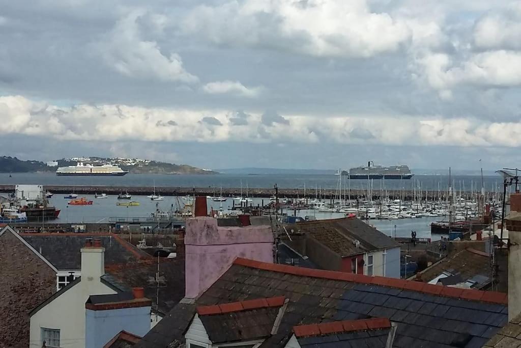 Stunning Penthouse Views To Harbour With Parking. Apartment Brixham