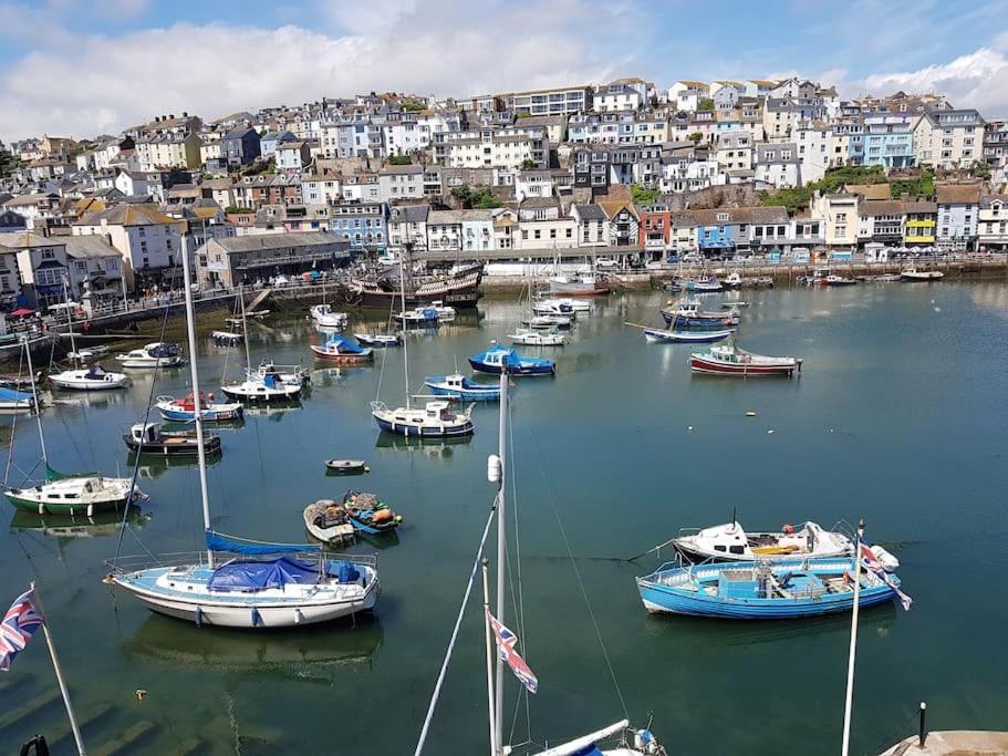 Stunning Penthouse Views To Harbour With Parking. Apartment