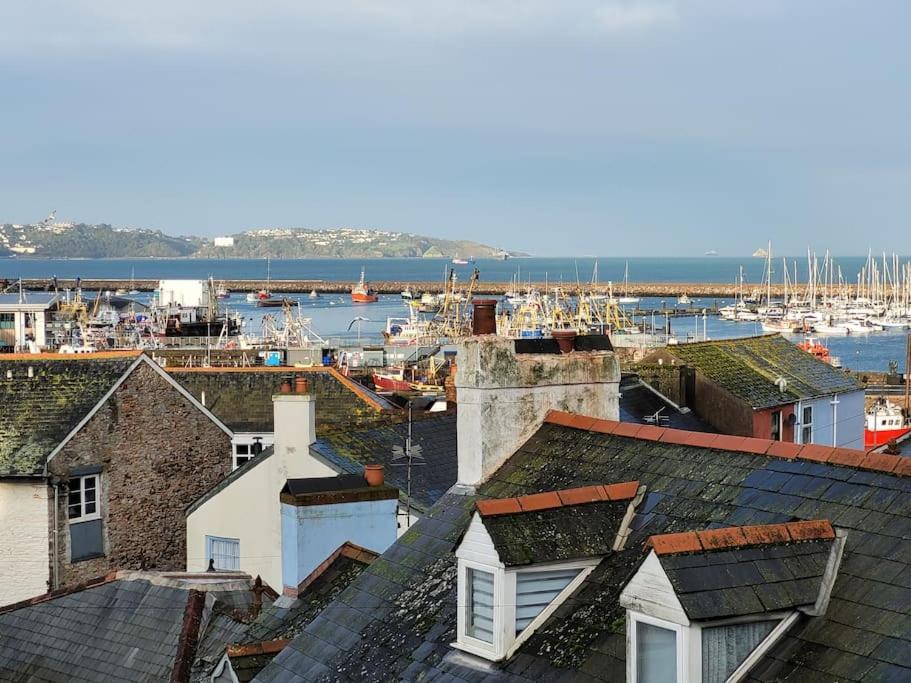 Stunning Penthouse Views To Harbour With Parking. *